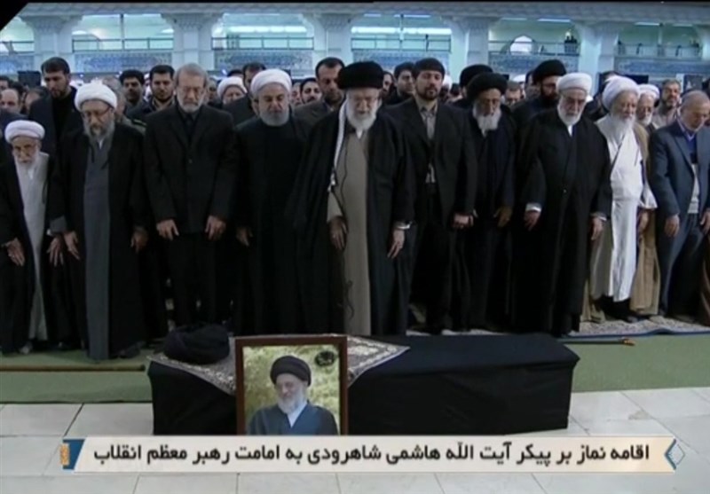 امام خامنهای بر پیکر مرحوم آیتالله هاشمیشاهرودی نماز اقامه کردند