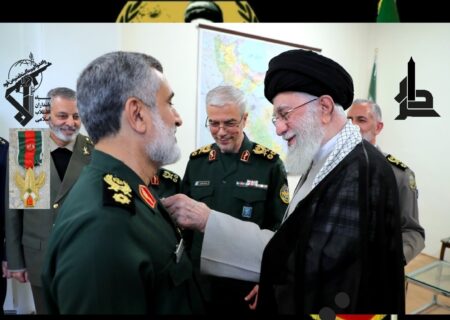 اعطای «نشان فتح» به سردار حاجی‌زاده، فرمانده نیروی هوافضای سپاه در پی عملیات درخشان «وعده صادق»