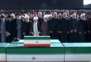اقامه نماز بر پیکر رهبر شهید انقلاب و خانواده ایشان