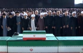 اقامه نماز بر پیکر رهبر شهید انقلاب و خانواده ایشان