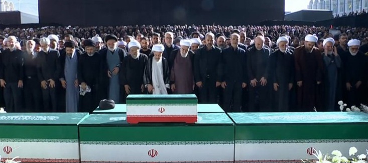 اقامه نماز بر پیکر رهبر شهید انقلاب و خانواده ایشان
